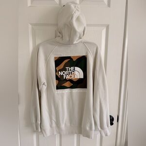 ❄️ Women’s North Face Camo Hoodie ❄️